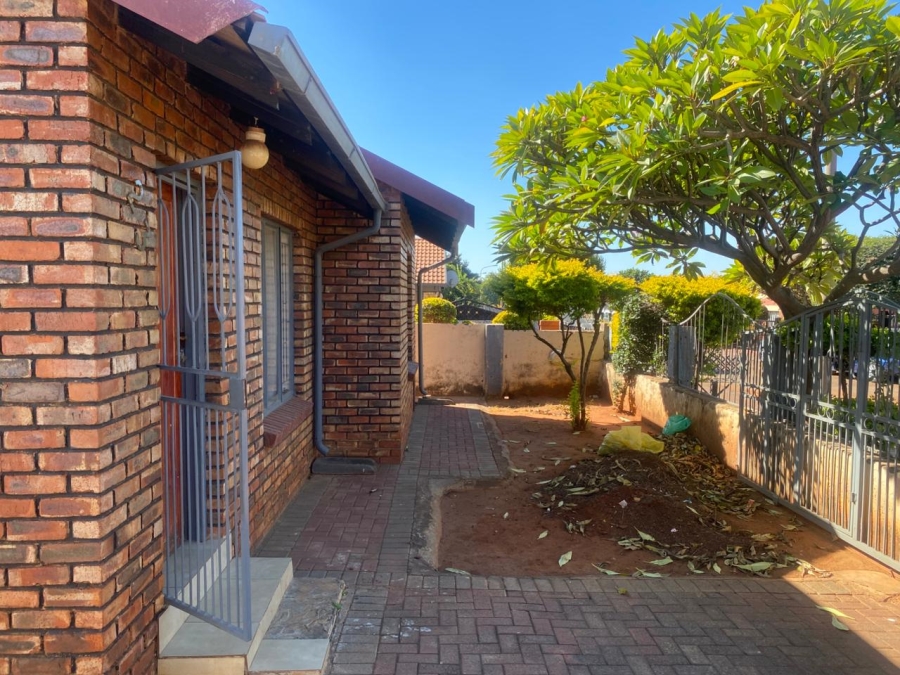 2 Bedroom Property for Sale in Geelhoutpark North West